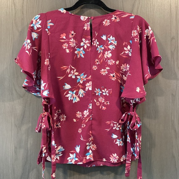 Flirty Floral Split-Side Light-Weight Shirt - Picture 2 of 4